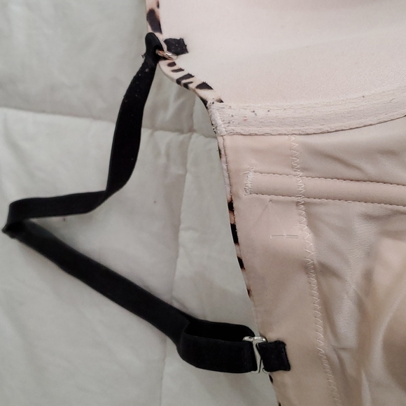 NWOT. Victoria's Secret  bra 32DD. - Picture 6 of 7